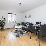 Modern 2 Bed Flat Free Parking City Centre