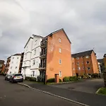 Modern 2 Bed Flat Free Parking City Centre