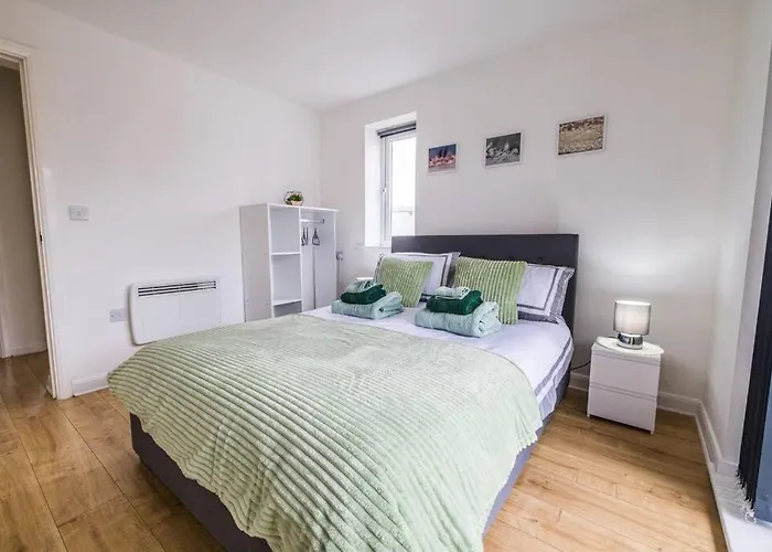 Modern 2 Bed Flat Free Parking City Centre