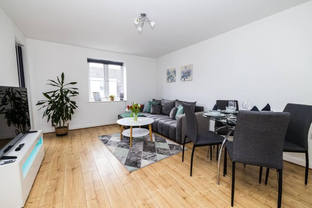 Modern 2 Bed Flat Free Parking Centre Coventry