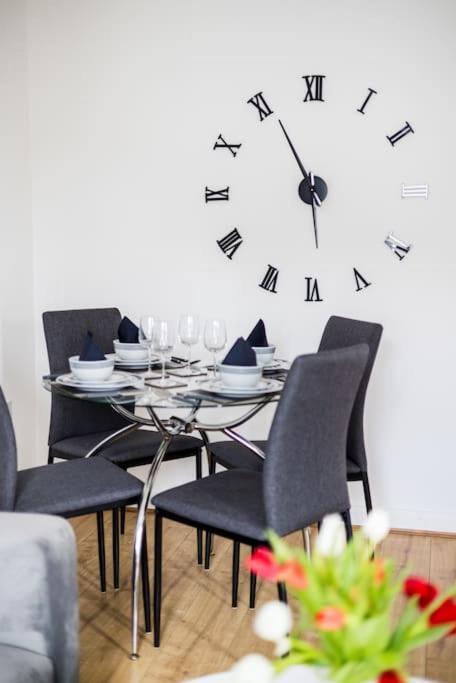 Modern 2 Bed Flat Free Parking Centre