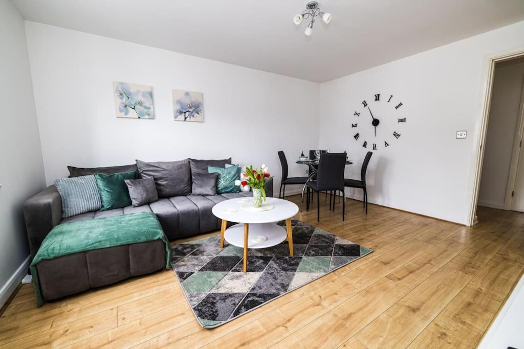 Modern 2 Bed Flat Free Parking Centre